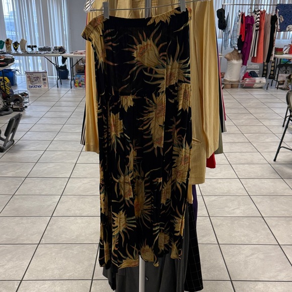 Elegant Black and Gold Sunflower Dress - Picture 2 of 3